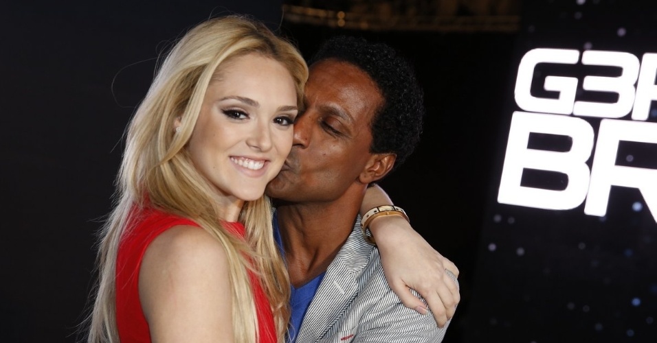 15.abr.2014 -Isabelle Drummond ganha beijo de Luiz Miranda na apresentação da novela "Geração Brasil"