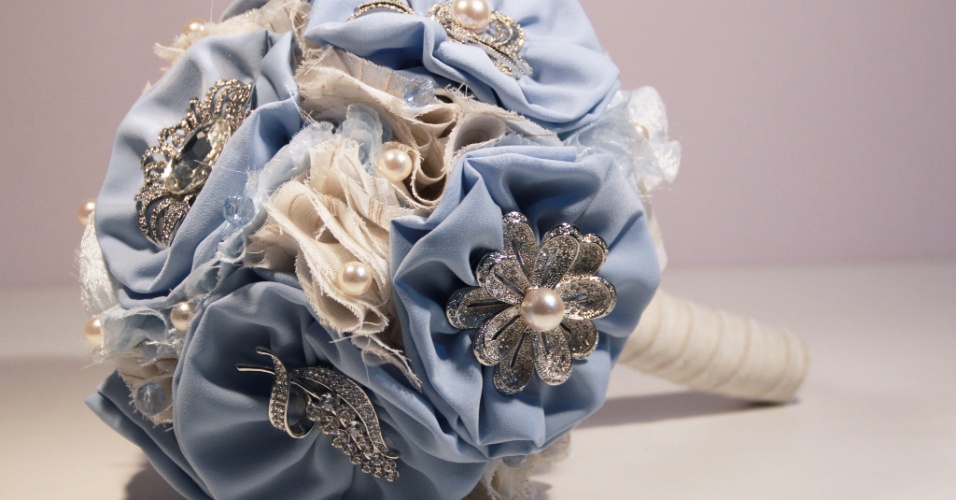 34 - Buquê de flores de tecido e broches com detalhes em tule e pérolas. Da Bouquet Boutique