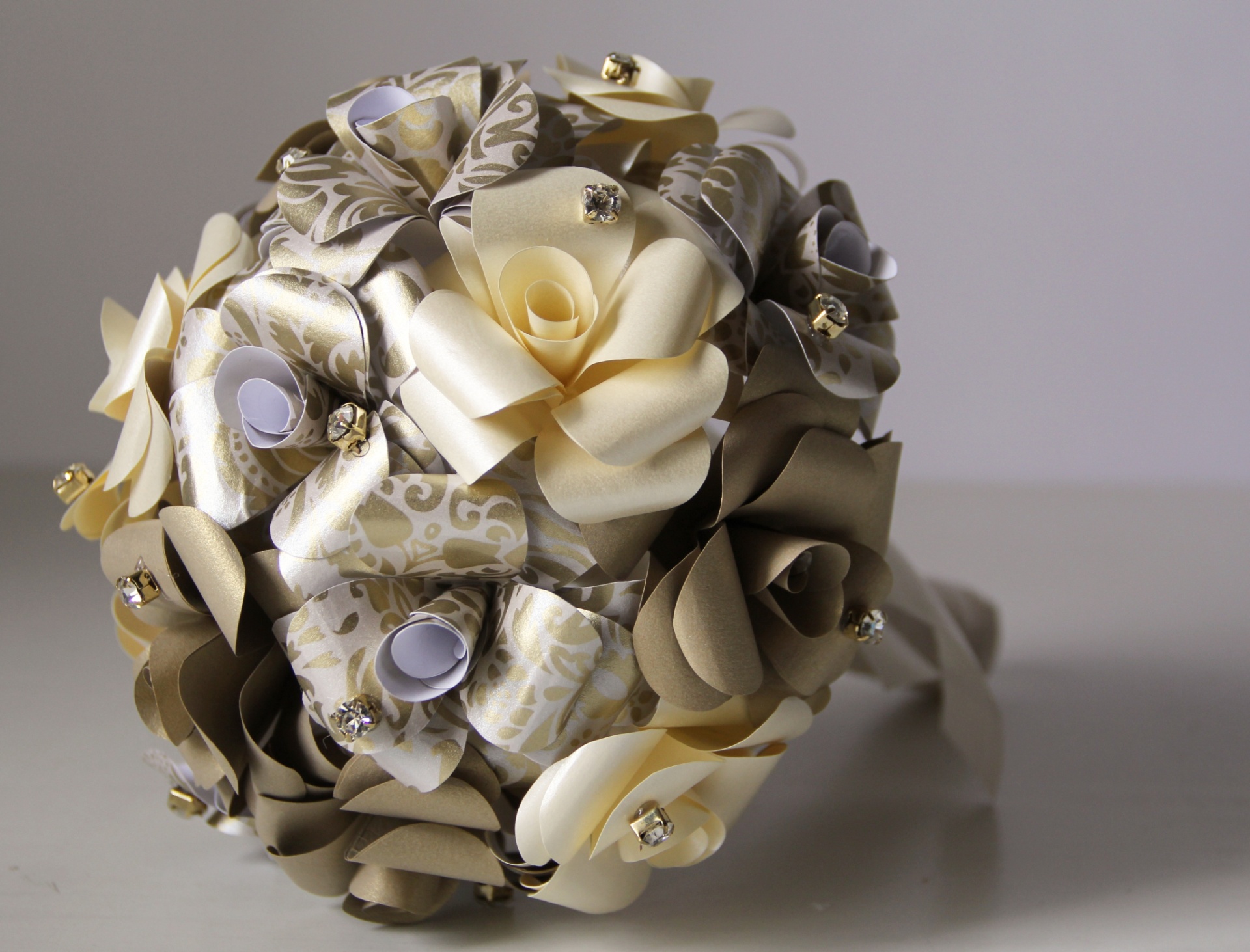 40 - Buquê de flores em papel com aplicações de pontos de luz. Da Bouquet Boutique - Bouquet Boutique/Divulgação