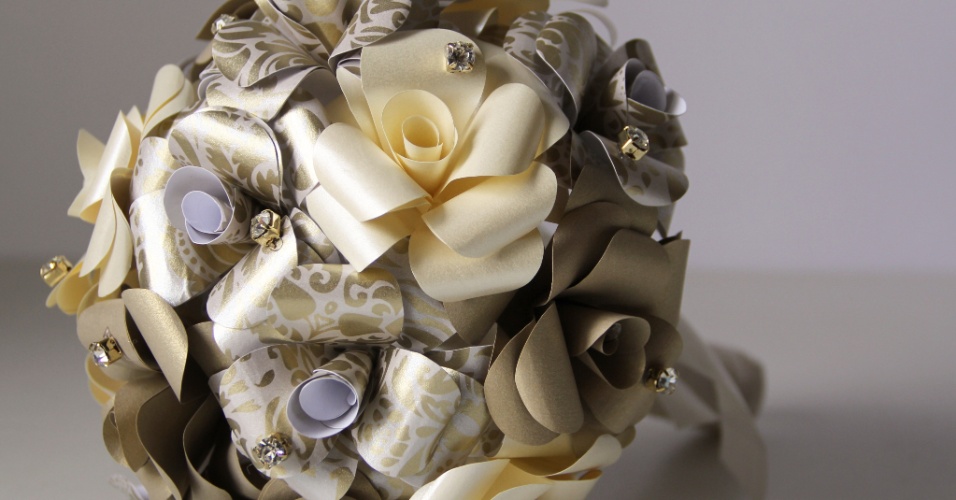 40 - Buquê de flores em papel com aplicações de pontos de luz. Da Bouquet Boutique