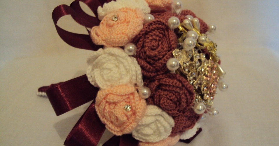 9 - Buquê de rosas em crochê com aplicações de pérolas e pontos de strass. Da Pitanga Brasil