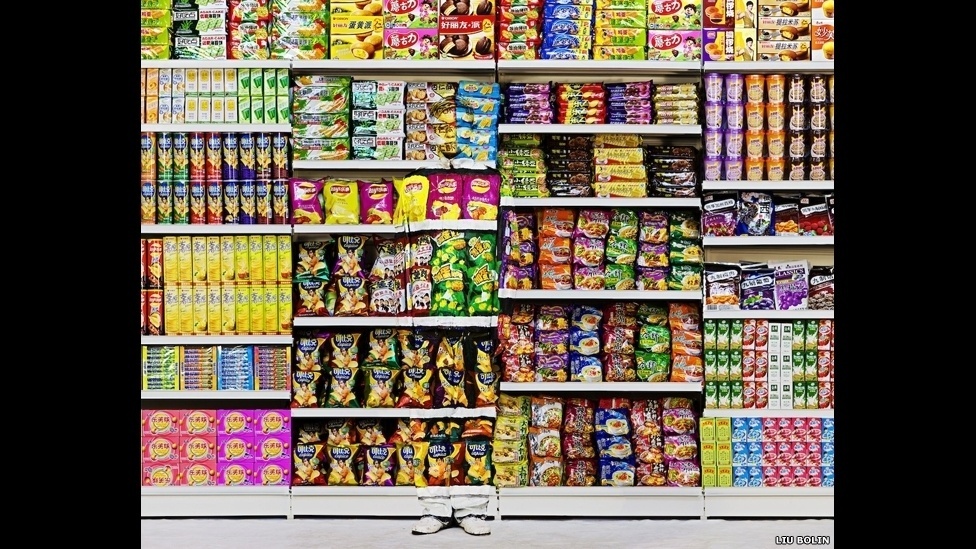 O artista chinês Li Bolin se camufla em meio às paisagens que deseja retratar, desde prateleiras de supermercado a estantes de biblioteca - ©Liu Bolin/Scream Gallery