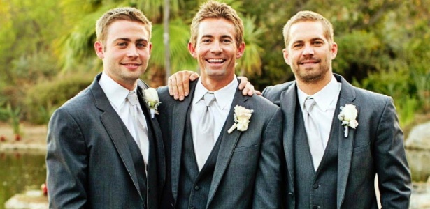Os irmãos Coby (esquerda) e Paul Walker (direita), no casamento de Caleb (centro); ator morreu poucas semanas após a cerimônia - Getty Images