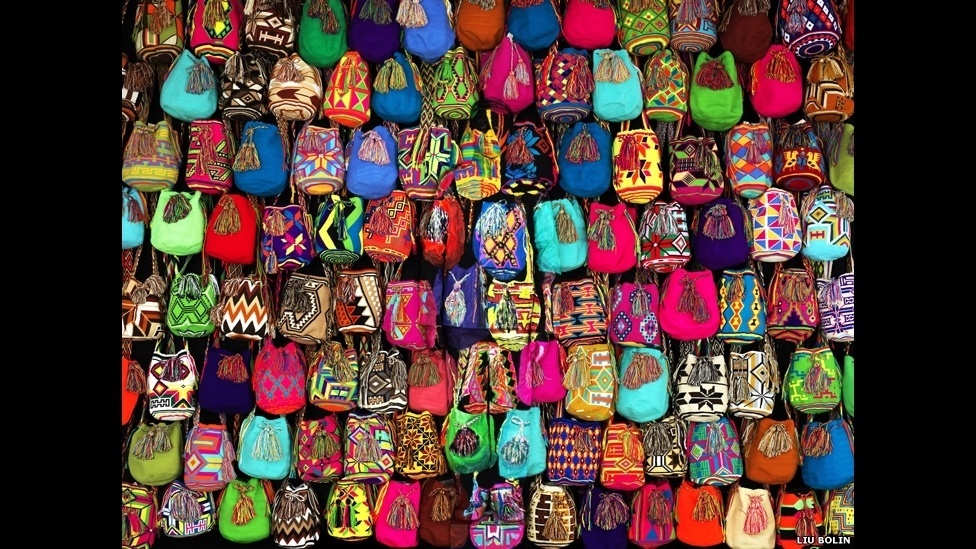 se camufla em meio às paisagens que deseja retratar, desde prateleiras de supermercado a estantes de biblioteca - ©Liu Bolin/Scream Gallery