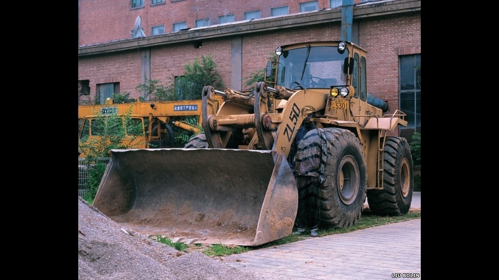 se camufla em meio às paisagens que deseja retratar, desde prateleiras de supermercado a estantes de biblioteca - ©Liu Bolin/Scream Gallery