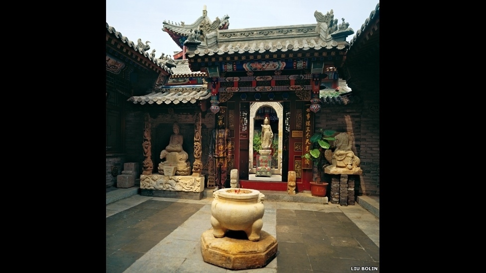 se camufla em meio às paisagens que deseja retratar, desde prateleiras de supermercado a estantes de biblioteca - ©Liu Bolin/Scream Gallery