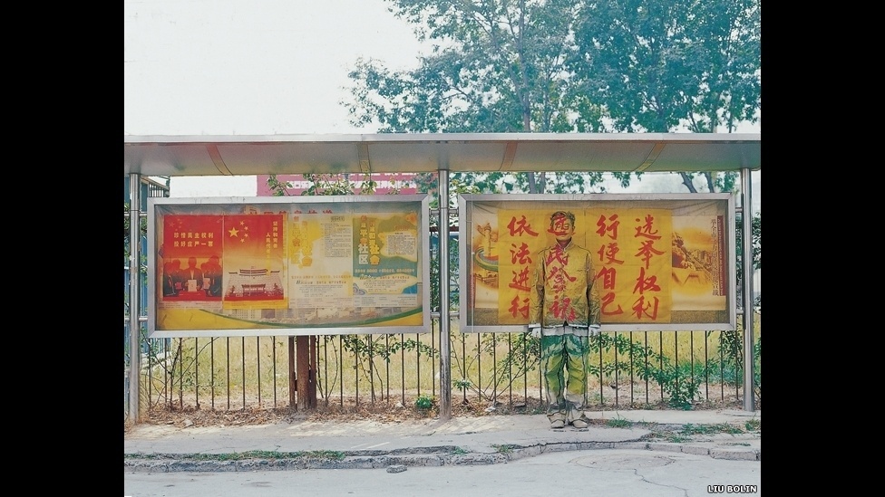 se camufla em meio às paisagens que deseja retratar, desde prateleiras de supermercado a estantes de biblioteca - ©Liu Bolin/Scream Gallery