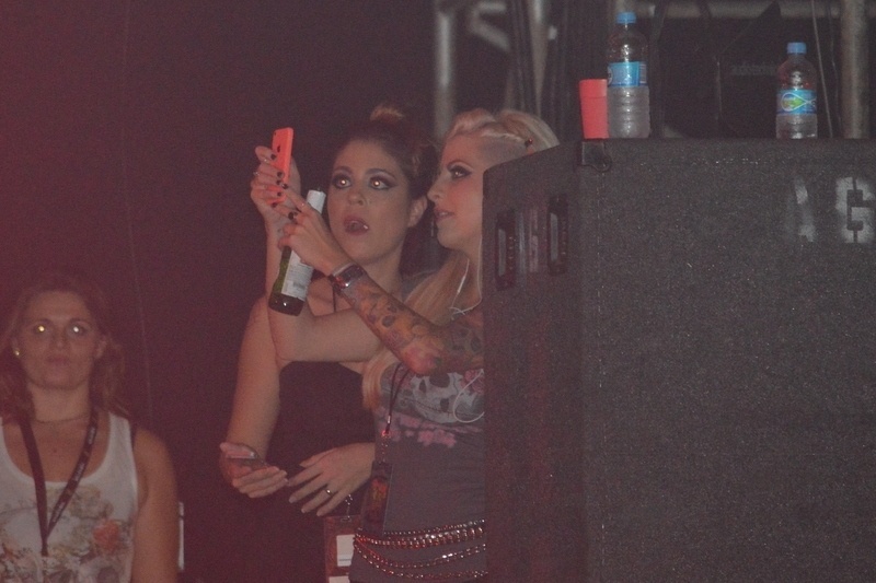 15.abr.2014 - As ex-BBBs Bella e Clara acompanharam de cima do palco o show de Axl Rose à frente do Guns N' Roses na noite desta terça-feira em Recife, em Pernambuco