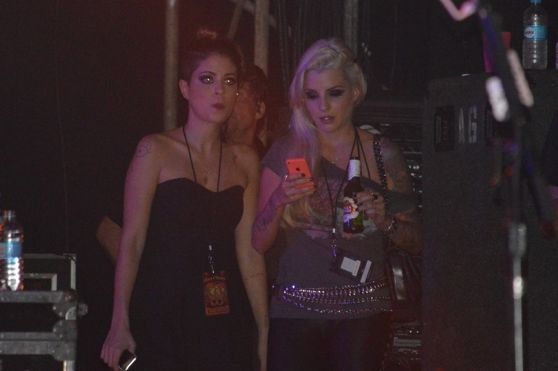 15.abr.2014 - As ex-BBBs Bella e Clara acompanharam de cima do palco o show de Axl Rose à frente do Guns N' Roses na noite desta terça-feira em Recife, em Pernambuco