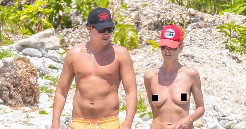 Ao lado do namorado, Heidi Klum  faz topless em praia do México