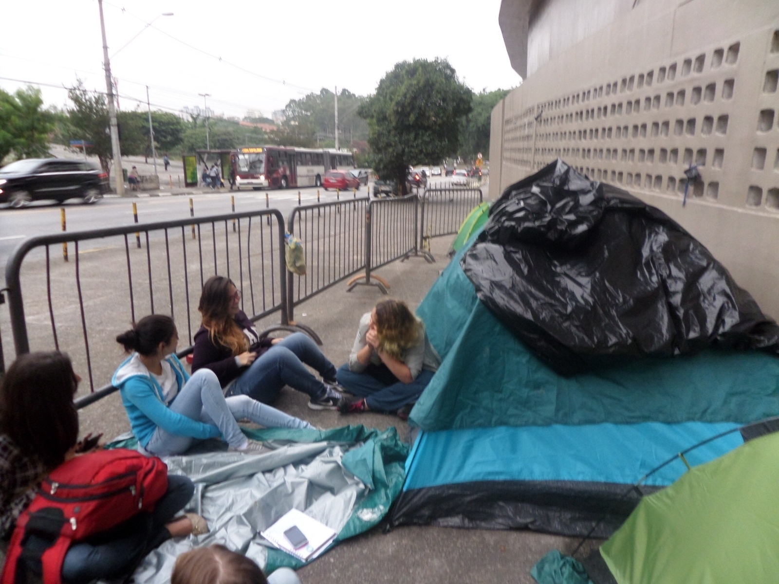 16.abr.2014 - Fãs de One Direction estão na fila há mais de uma mês na porta do Estádio do Morumbi, em São Paulo. Os shows só acontecem em 10 e 11 de maio - Thays Almendra/UOL