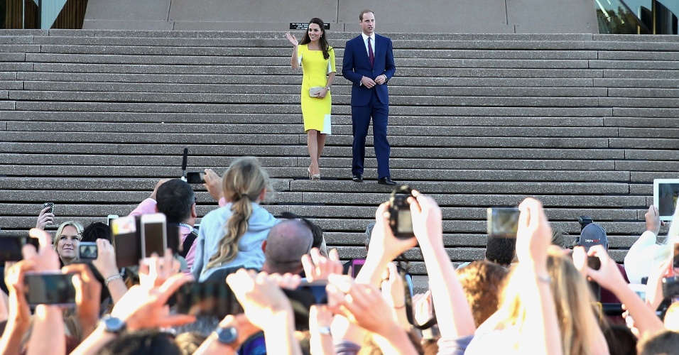 16.abr.2014 - Kate Middleton e o Príncipe William são recebidos por multidão na Royal Opera House, em Sidney. Os Duques de Cambridge desembarcaram nesta quarta-feira na cidade