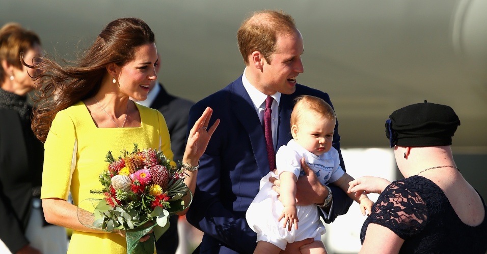 16.abr.2014 - O Príncipe George, filho de Kate Middleton e do Príncipe William, é paparicado após desembarcar no aeroporto de Sidney com os pais. Os Duques de Cambridge estão em viagem pela Oceania, a primeira oficial de George