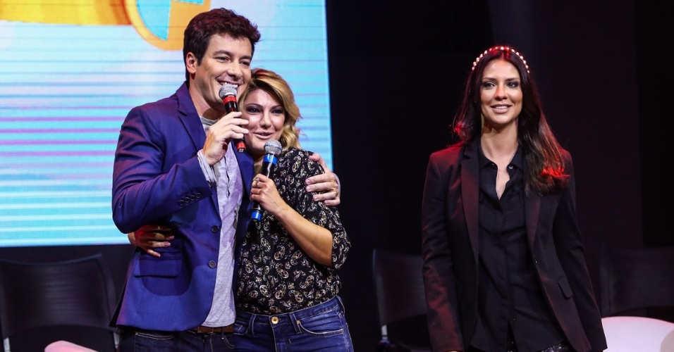 16.abr.2014 - Rodrigo Faro abraça Antonia Fontenelle na coletiva de imprensa de seu novo programa, 