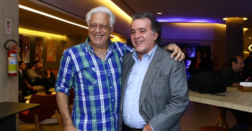16.abr.2014 - Tony Ramos recebeu abraço de Antônio Fagundes na pré-estreia do filme "Getúlio", realizada em um shopping do Rio