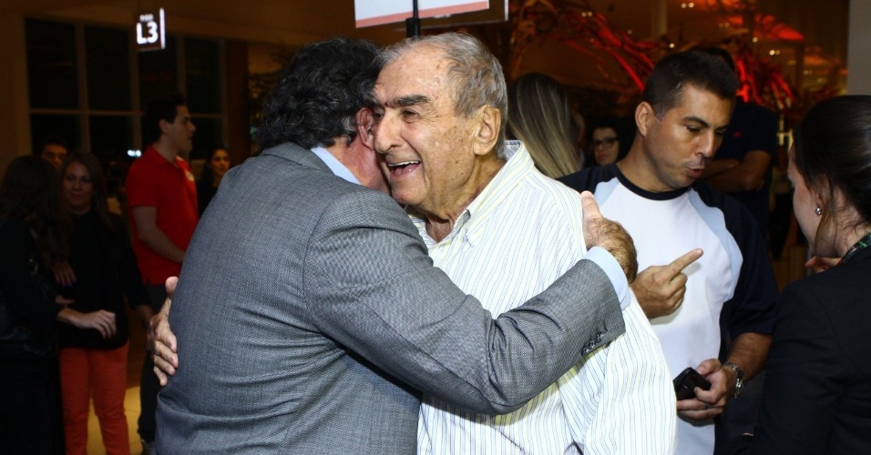 16.abr.2014 - Tony Ramos recebeu abraço de Elias Gleizer na pré-estreia do filme "Getúlio", realizada em um shopping do Rio