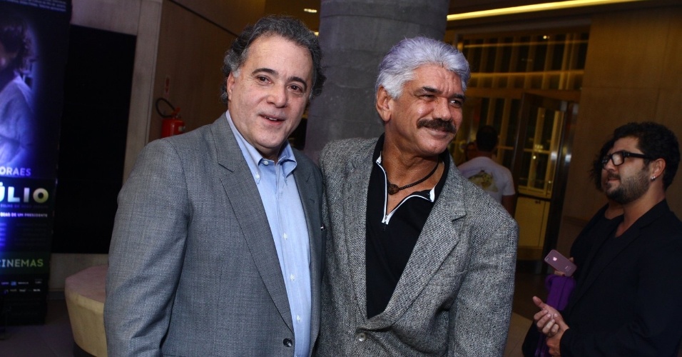 16.abr.2014 - Tony Ramos recebeu abraço de Jackson Antunes na pré-estreia do filme "Getúlio", realizada em um shopping do Rio