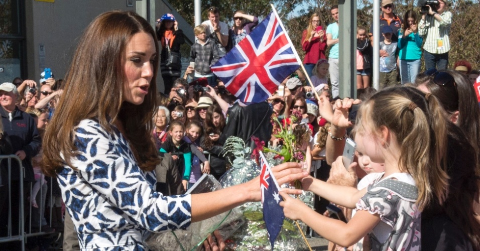 17.abr.2014 - 17.abr.2014 - Kate Middleton e Príncipe William cumprimentam habitantes locais em tour pela Blue Mountains, Austrália