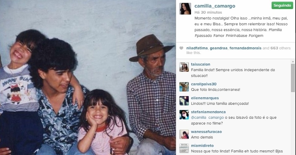 17.abr.2014 - Camilla Camargo resgatou uma foto do fundo do baú para mostrar aos seus fãs no Instagram. Na imagem, Zezé Di Camargo aparece bem mais novo, com o cabelo maior, e Wanessa quando era criança. 