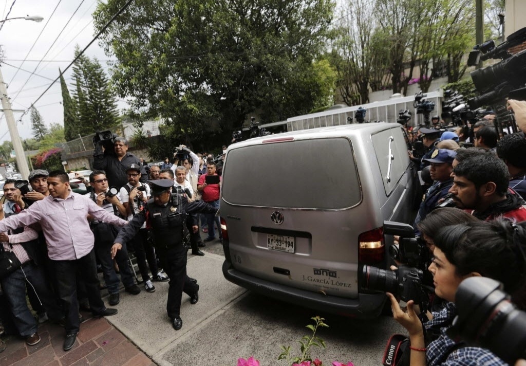 17.abr.2014 - Carro com o corpo de Gabriel García Márquez é fotografado ao sair da casa do escritor na Cidade do México. Dezenas de jornalistas estavam no local esperando mais informações sobre a morte do prêmio Nobel de Literatura - EFE/Sáshenka Gutierrez