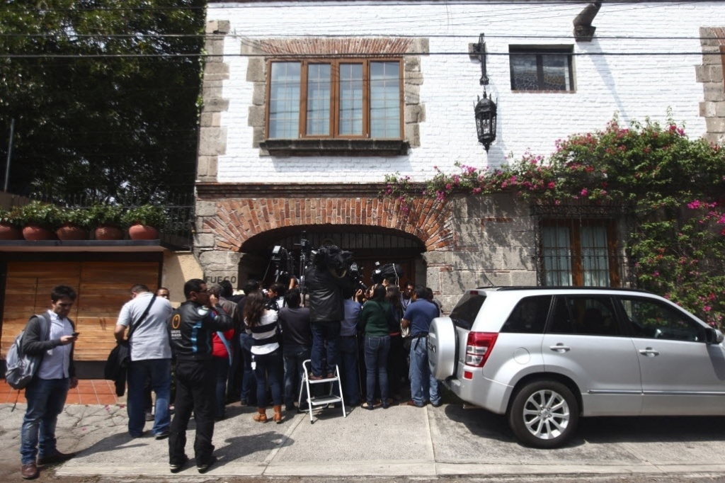 17.abr.2014 - Jornalistas se concentram em frente a casa de Gabriel García Marquéz, logo após a morte do escritor. Ele vivia na Cidade do México, capital mexicana - AFP PHOTO/ALFREDO ESTRELLA