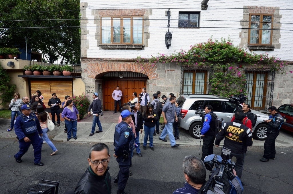 17.abr.2014 - Jornalistas se concentram em frente a casa de Gabriel García Marquéz, logo após a morte do escritor. Ele vivia na Cidade do México, capital mexicana - AFP PHOTO/ALFREDO ESTRELLA