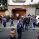 17.abr.2014 - Jornalistas se concentram em frente a casa de Gabriel García Marquéz, logo após a morte do escritor. Ele vivia na Cidade do México, capital mexicana - AFP PHOTO/ALFREDO ESTRELLA