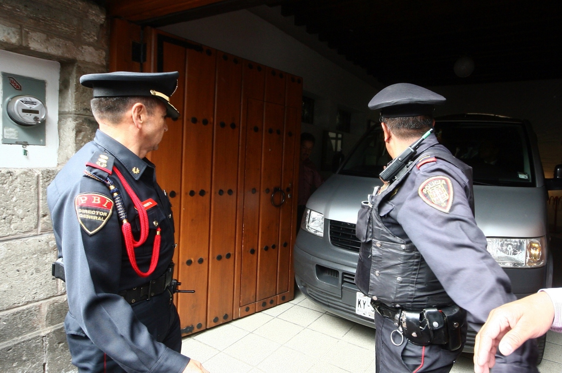 Carro com o corpo de Gabriel García Márquez é fotografado ao sair da casa do escritor na Cidade do México. Dezenas de jornalistas estavam no local esperando mais informações sobre a morte do prêmio Nobel de Literatura - Xinhua/Abdel Meza