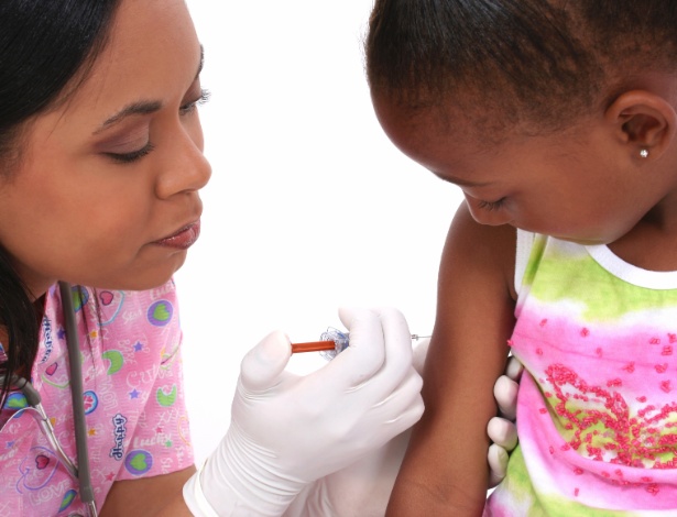 Mesmo crianças pequenas são capazes de entender que o remédio e a injeção são para que ela melhore - Getty Images
