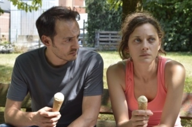 "Deux Jours, Une Nuit", dos irmãos Jean-Pierre e Luc Dardenne, conta com Marion Cotillard e Fabrizio Rongione no elenco. O filme conta a história de um casal que passa o final de semana visitando os colegas de trabalho e devem convencê-los a abrir mão de seus bônus para que eles possam manter o seu emprego - Divulgação