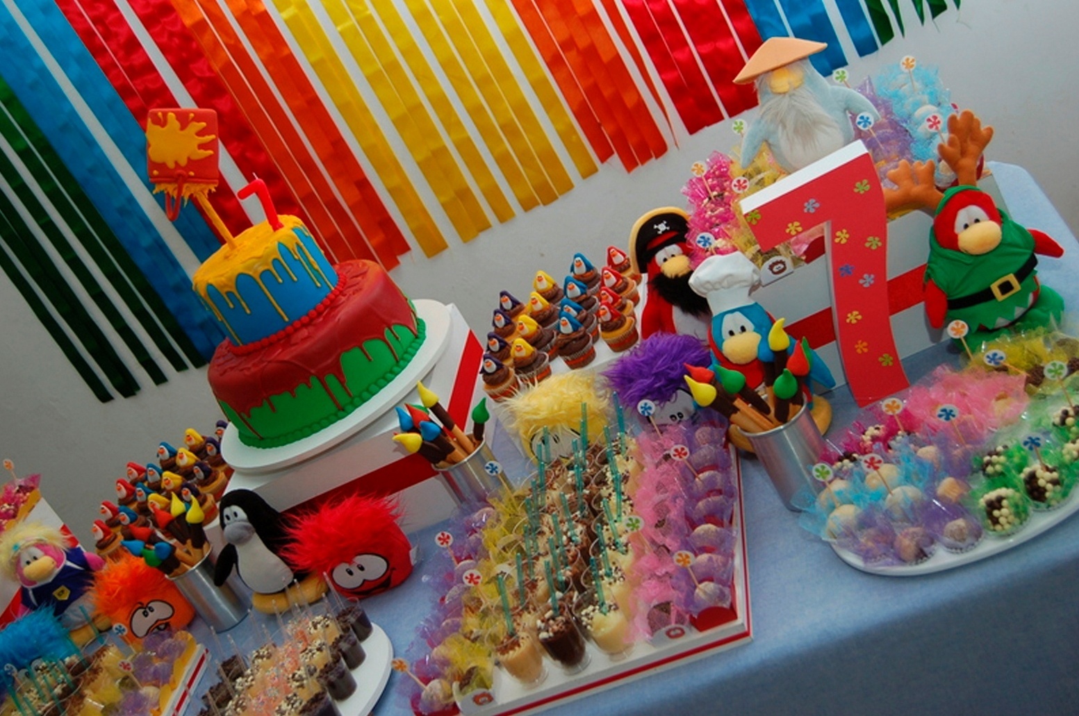 Nessa festa com tema do jogo "Club Penguin", decorada pela empresa Arquitetas da Festa, apenas o primeiro andar do bolo de pasta americana era comestível - Divulgação