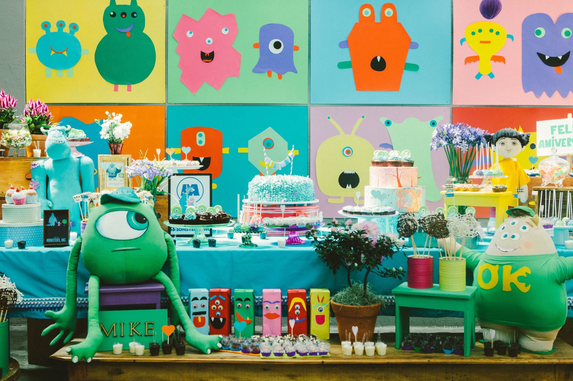 Os personagens da TV ou do cinema são os preferidos das crianças nas decorações de aniversário. Por isso mesmo, de tempos em tempos, os temas mudam, quando novos astros aparecem. Os protagonistas de "Monstros S.A.", Mike e Sulley, são um exemplo: a decoração foi atualizada assim que o novo filme, "Universidade Monstros", chegou aos cinemas. Nessa festa, produzida pela Decoração do Baile (decoracaodobaile.4ormat.com), a mesa foi montada em níveis diferentes. - Gabi Mateus/Divulgação