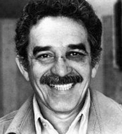 Fotografia do colombiano Rodrigo Moya mostra o escritor Gabriel García Márquez logo após ter levado um soco no olho do escritor peruano Mario Vargas Llosa - Rodrigo Moya/jornada.unam.mx/Reprodução