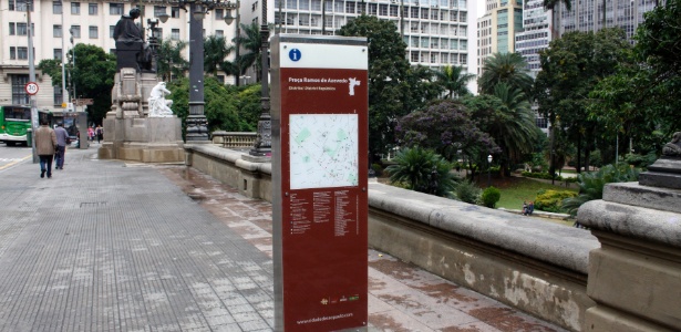 Sinalização da SPTuris indica atrativos localizados nos arredores da Praça Ramos de Azevedo - Divulgação/SPTuris