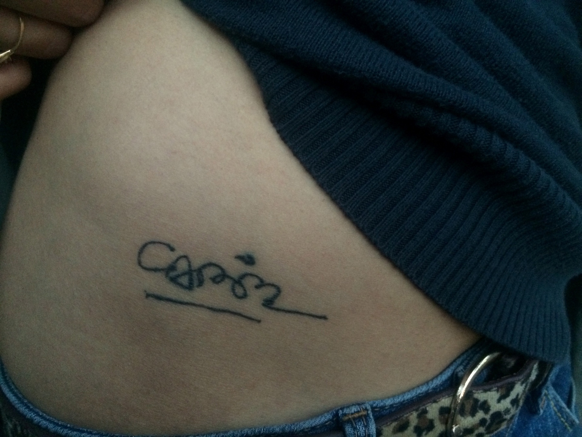 17.abr.2014 - Detalhe da tatuagem do autógrafo de Gabriel García Márquez feita por Beatriz Chávez. "É minha homenagem pra ele. Pra mim, ele segue vivo", falou - Fernanda Brambilla/UOL