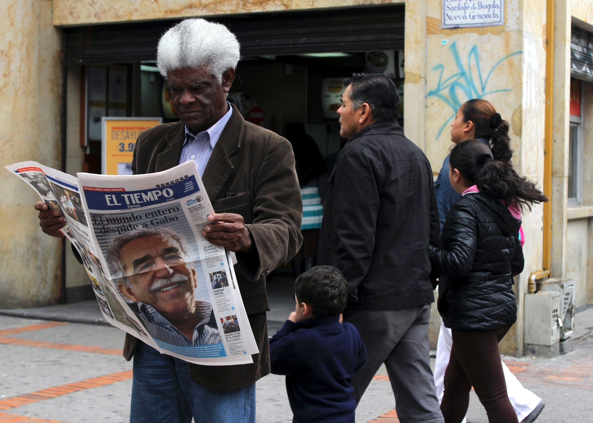 18.abr.2014 - Homem lê edição especial de jornal em homenagem ao escritor colombiano Gabriel García Márquez, em Bogotá - Reuters