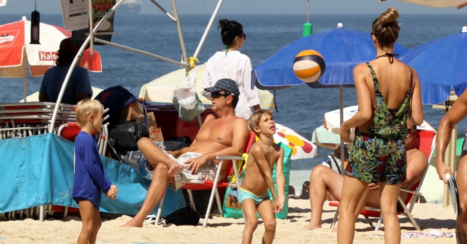 18.abr.2014 - Rodrigo Hilbert e Fernanda Lima aproveitaram o feriado da semana santa para curtirem praia no Rio. O casal estava acompanhado dos filhos, os gêmeos João e Francisco