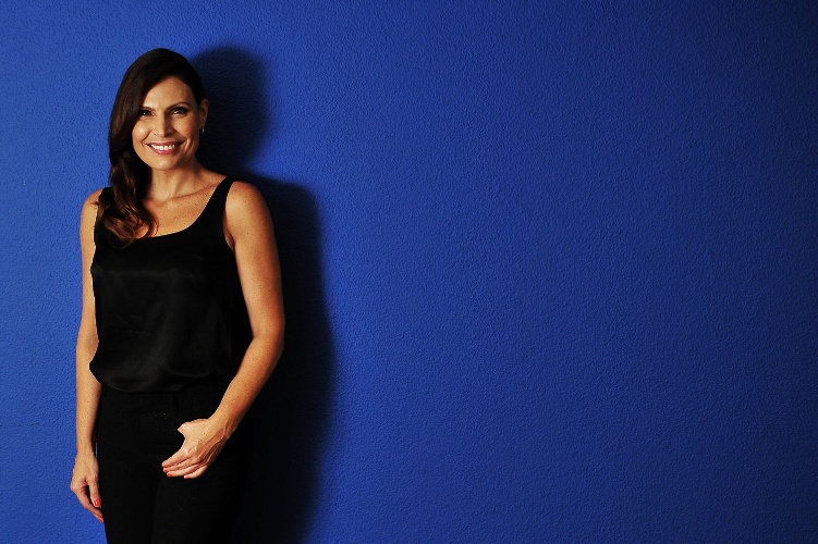 Laura Muller, sexóloga do "Altas Horas", posa nos estúdios da Globo, em São Paulo