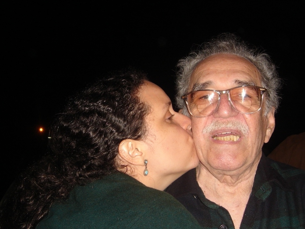 Socorro Acioli beija Gabriel García Márquez. Ela foi a única brasileira selecionada para participar das oficinas realizadas pelo escritor. As aulas aconteciam na Escula de Cine y TV de San Antonio de Los Baños, em Cuba - Arquivo pessoal