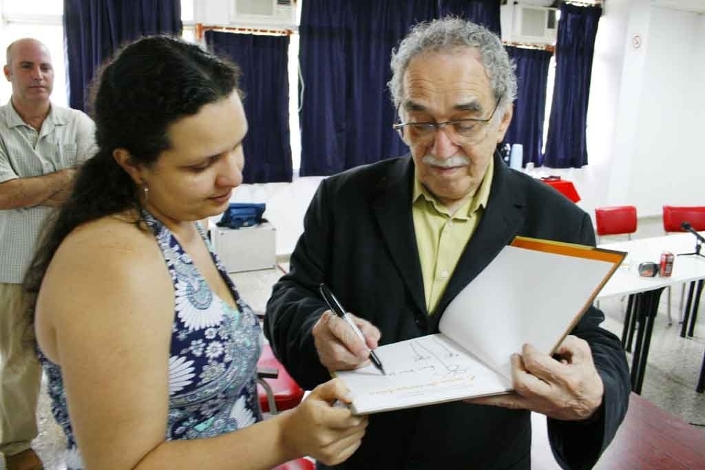 Socorro Acioli com Gabriel García Marques durante oficina realizada em 2006, em Cuba. Ela relata que García Márquez estava ali para escutar e ajudar os jovens escritores latinoamericanos - Arquivo pessoal