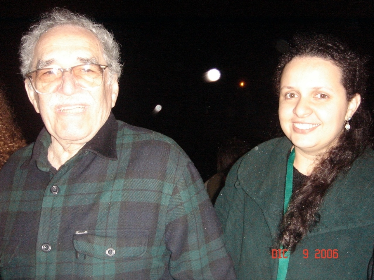 Socorro Acioli com Gabriel García Marques durante oficina realizada em 2006, em Cuba. Os encontros aconteciam geralmente no mês de dezembro. Ele sentva-se em uma sala de aula com jovens escritores de vários países da América Latina e ensinar os segredos do ofício, que ele chamava de ?a bendita mania de contar" - Arquivo pessoal