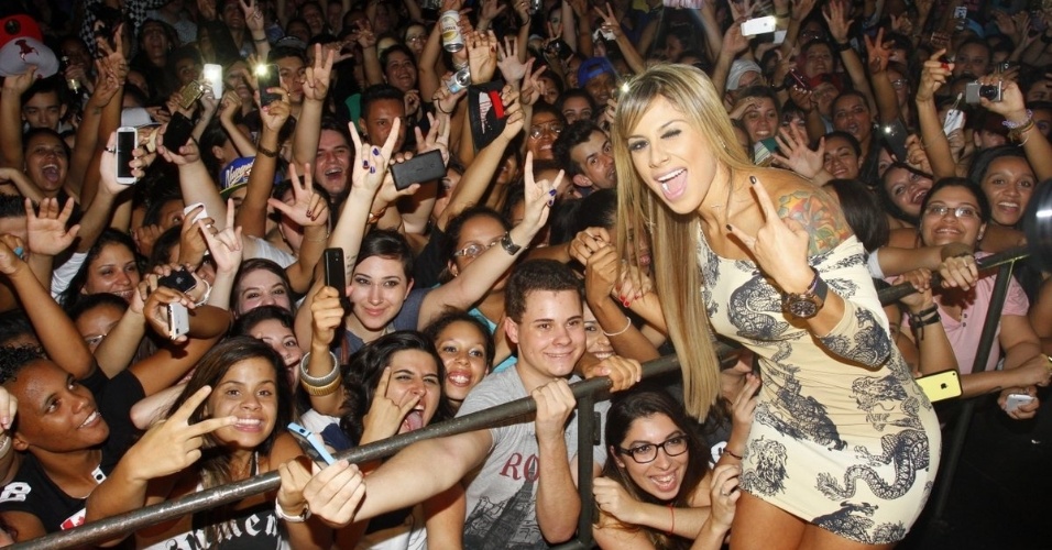 19.abr.2014 - Ex-BBB Vanessa arrasta multidão de fãs em boate para lésbicas na zona sul de São Paulo. A campeã do 
