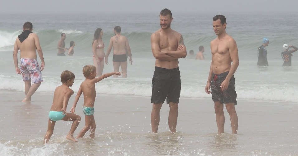 19.abr.2014 -  Rodrigo Hilbert e Fernanda Lima jogam volei e curtem praia com os filhos