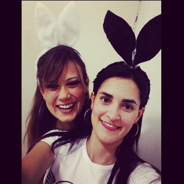 20.abr.2014 - A ex-BBB Angélica Morango publicou foto ao lado de uma amiga com orelhinhas de coelho para desejar "Feliz Páscoa!"