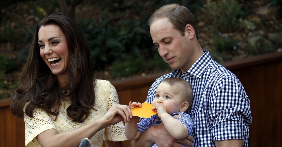 20.abr.2014 - Príncipe William e a duquesa de Cambridge, Kate Middleton, levaram o pequeno George na manhã do domingo de Páscoa para conhecer o zoológico Taronga em Sidney, na Austrália