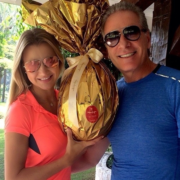 20.abr.2014 -  Roberto Justus presentei namorada com ovo de Páscoa de R$ 990