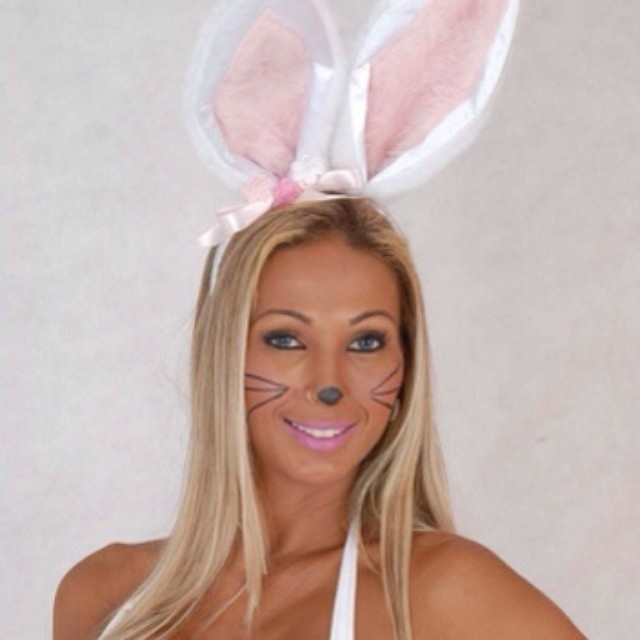 20.abr.2014 - Valesca Popozuda deseja feliz Páscoa vestida de coelhinha em seu instagram