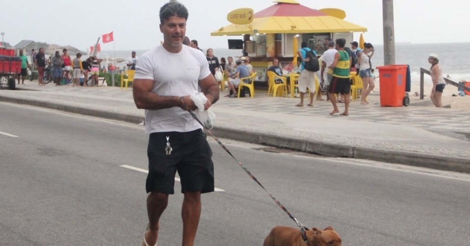 20.abril.2014 - Mais forte e grisalho, Leonardo Vieira é clicado passeando com pit bull no Rio. O ator, de 45 anos, aproveitou o seu domingo (20) de páscoa para caminhar com o seu animal de estimação no calçadão de Ipanema, na Zona Sul do Rio
