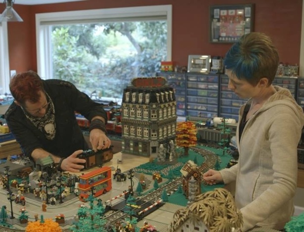 Cena de "Além do Tijolo: Um Blocumetário Lego", com o casal de colecionadores de Seattle Dave e Stacy Sterling - Reprodução/Facebook