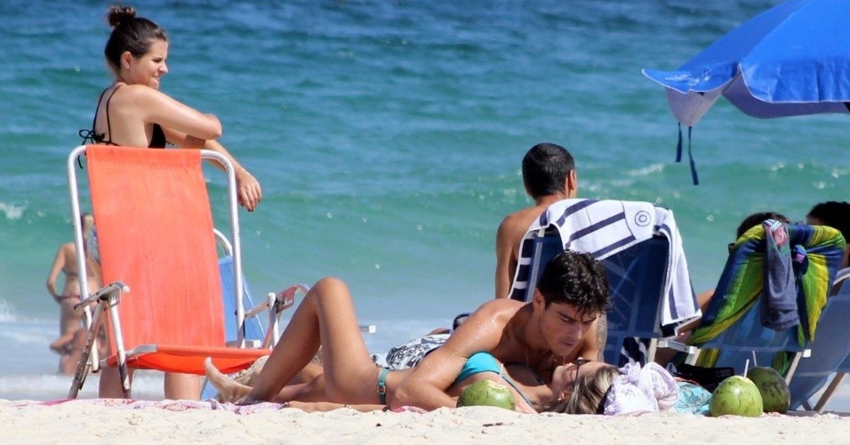 21.abr.2014 - Yasmin Brunet aproveitou o feriado para curtir a praia com o namorado, Evandro Soldati. Nas areias de Ipanema, Zona Sul do Rio de Janeiro, o casal foi flagrado aos beijos e carinhos